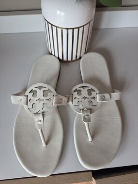 Tory Burch Ivori  Miller Logo Thong Sandals Size 7.5 M